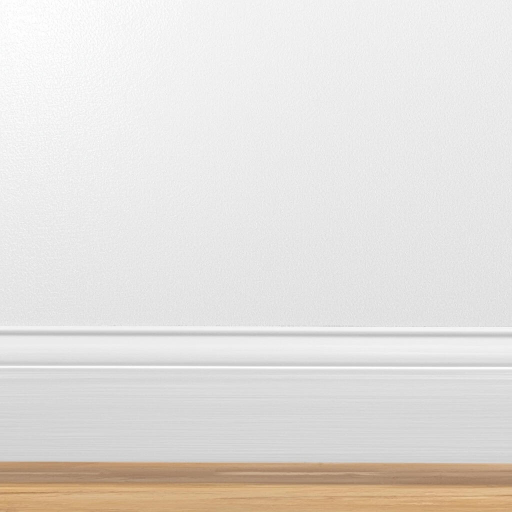 Seinä ja lista (Lopputulos) Ammattimainen maalausjälki ja täydellisesti asennettu valkoinen jalkalista tammiparketin päällä valoisassa huoneessa.