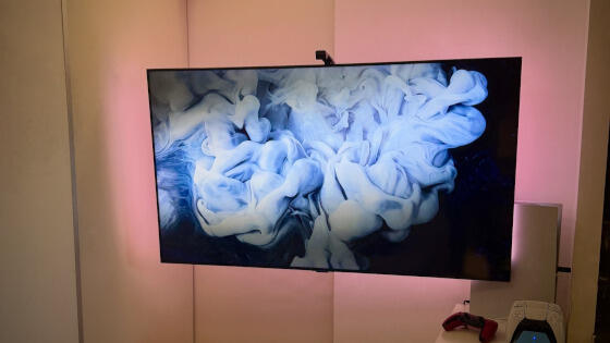 TV seinällä ja taustavalot TV-asennus seinälle piilotetuilla kaapeleilla ja tunnelmallisella LED-taustavalaistuksella olohuoneessa.